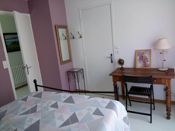Location de vacances - Maison - Villa à Chouzelot - Chambre avec dressing bureau vue balcon