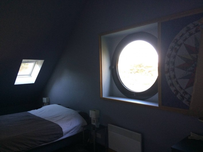 Location de vacances - Villa à Perros-Guirec - chambre king size   avec vue sur l'étang et sur le port