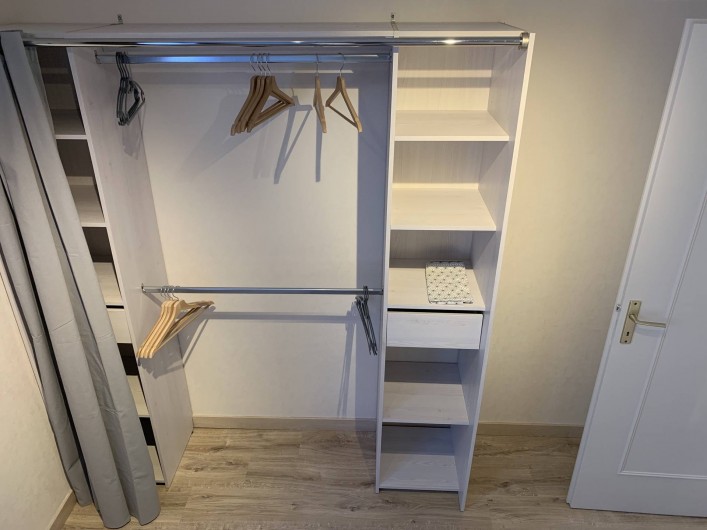 Location de vacances - Appartement à Labaroche - L'espace dressing de la chambre n°2