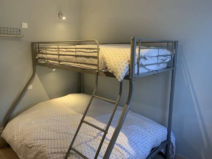 Location de vacances - Appartement à Labaroche - la seconde chambre avec un lit double en bas et un lit simple en haut