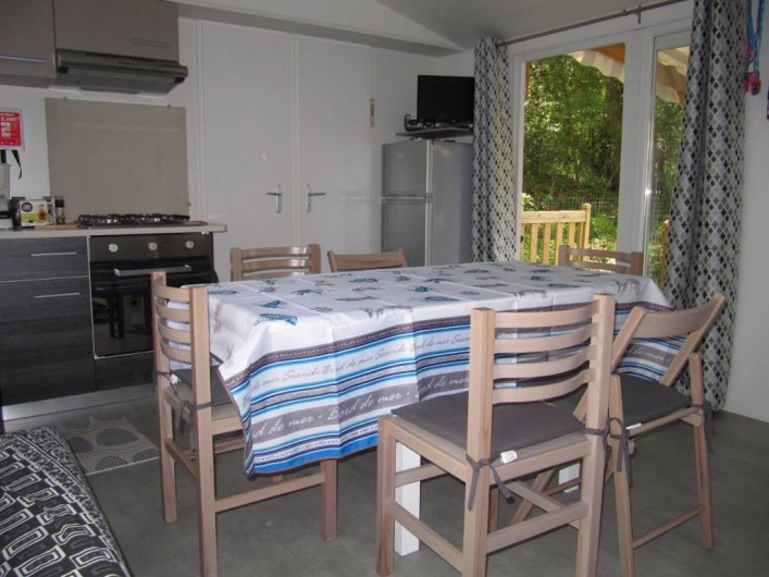 Location de vacances - Bungalow - Mobilhome à Saint-Brevin-les-Pins - Séjour table dépliée pour 6 personnes