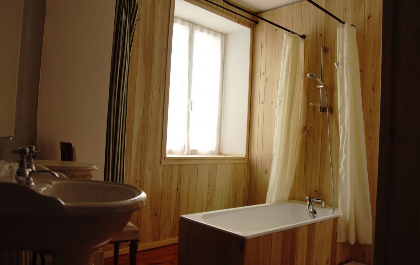 Location de vacances - Chambre d'hôtes à Saint-Urcize - Salle de bain chambre 1