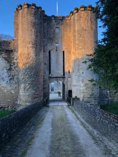 Location de vacances - Château - Manoir à Montreuil-Bonnin - Poterne d'entrée