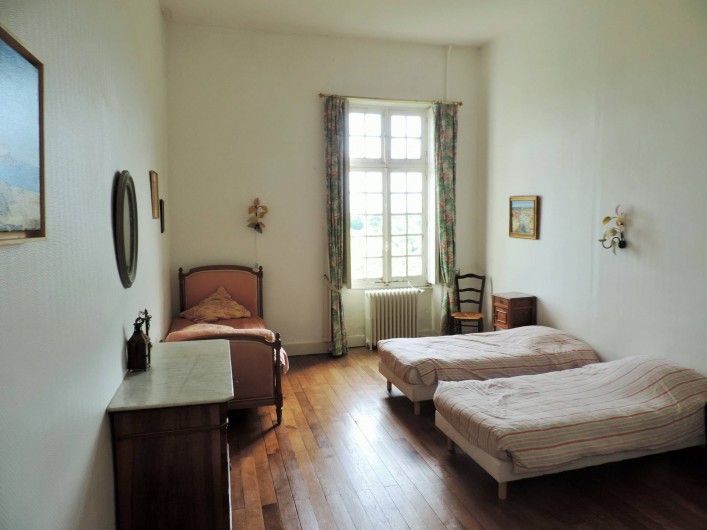 Location de vacances - Château - Manoir à Montreuil-Bonnin - Chambre des filles avec 4 lits et un lavabo.