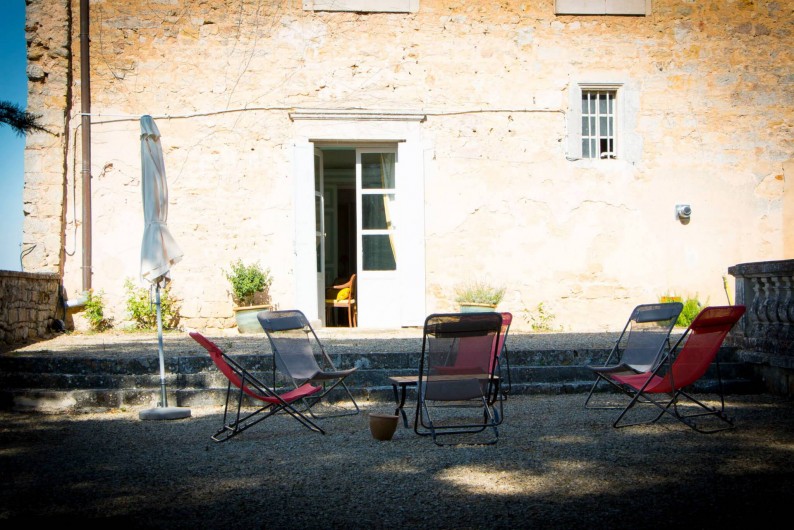 Location de vacances - Château - Manoir à Montreuil-Bonnin - Terrasse du salon sous le grand cèdre
