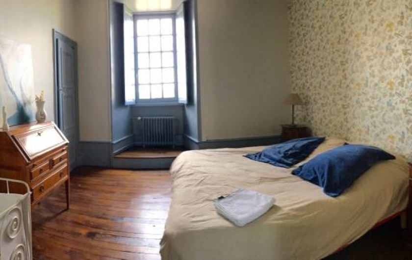 Location de vacances - Château - Manoir à Montreuil-Bonnin - Chambre bleue avec un lit bébé