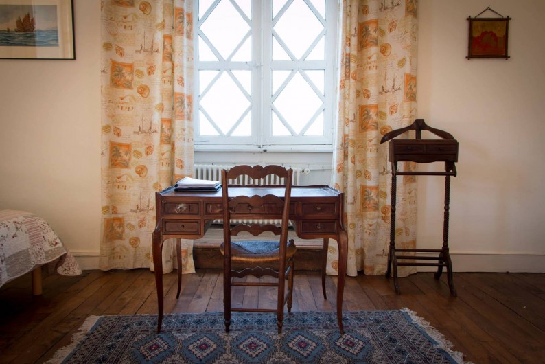 Location de vacances - Château - Manoir à Montreuil-Bonnin - Détail de la chambre voyages