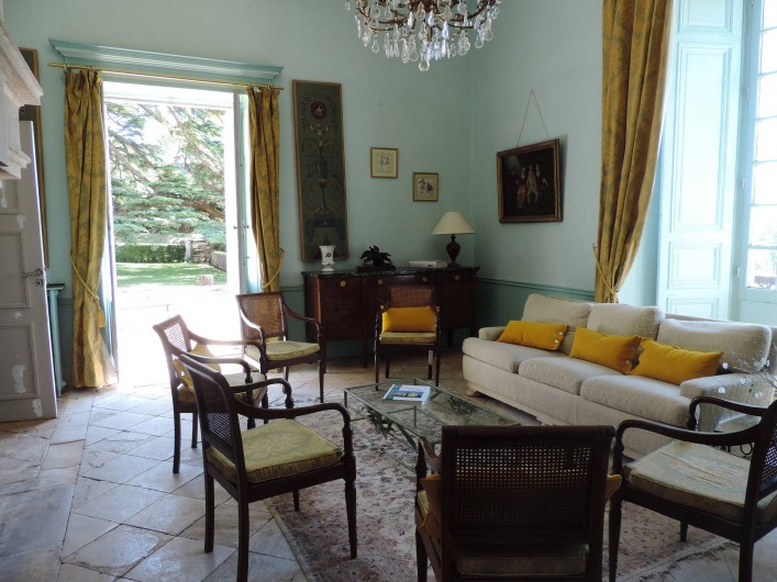 Location de vacances - Château - Manoir à Montreuil-Bonnin - salon ouvert sur la terrasse