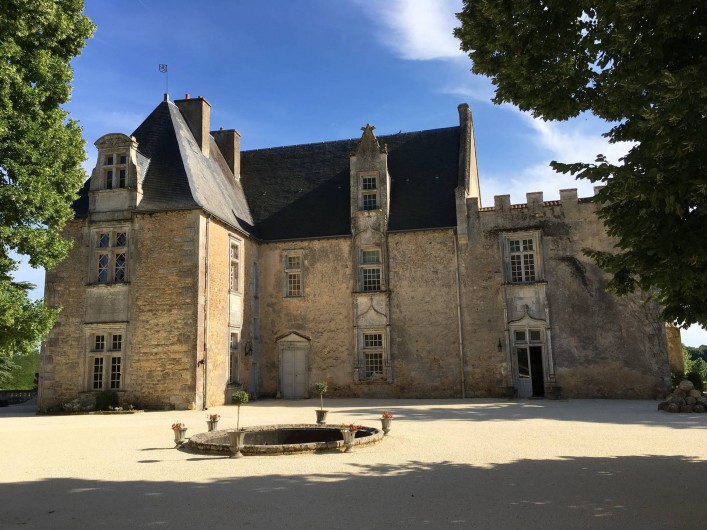 Location de vacances - Château - Manoir à Montreuil-Bonnin - vue sur le château dans la cour de la forteresse