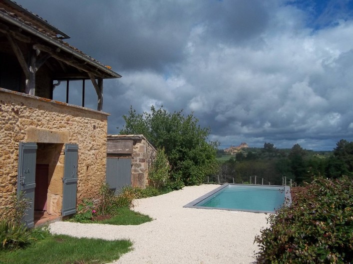 Location de vacances - Gîte à Biron - Un panorama des vielles pierre une piscine tout commence là !
