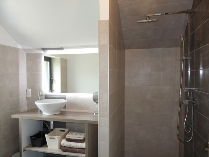 Location de vacances - Gîte à Meyronne - Douche à l'italienne , salle de bain étage .