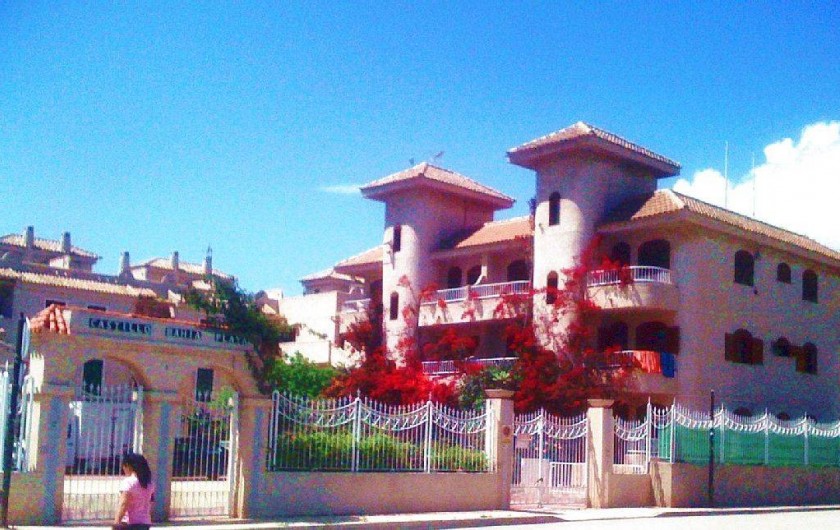 Location de vacances - Appartement à Puerto de Mazarrón - PARKING   ET FACADE CLOS ET SURVEILLE VIDEO