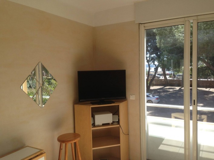 Location de vacances - Studio à Sanary-sur-Mer - Salon avec TV