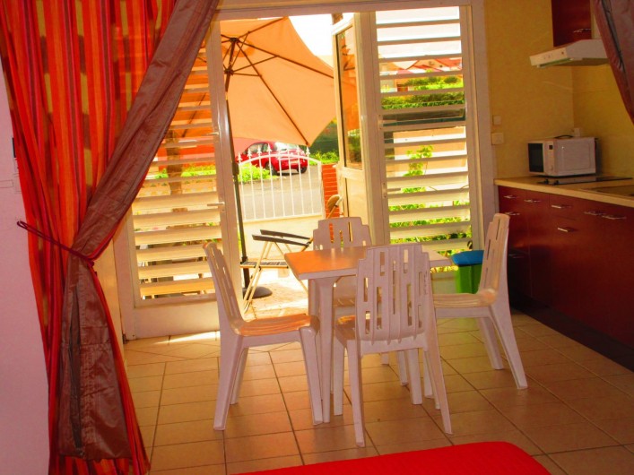 Location de vacances - Studio à Le Gosier - Espace repas : Table - chaises - vaisselles