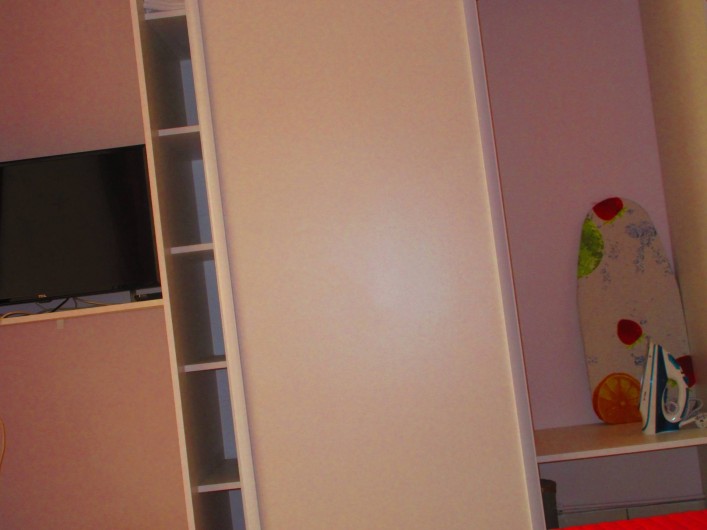 Location de vacances - Studio à Le Gosier - Placard - TV - table et fer à repasser - linge de maison