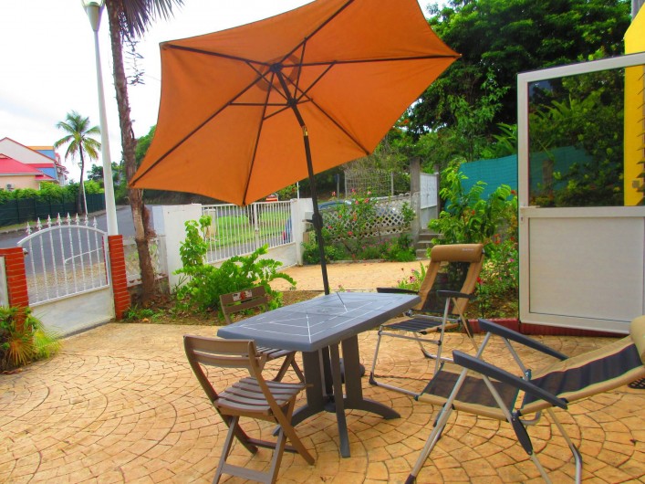 Location de vacances - Studio à Le Gosier - Jardin Parasol - fauteuils parking