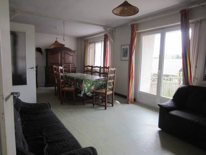 Location de vacances - Gîte à Vioménil - Grand salon avec salle à manger donnant sur terrasse