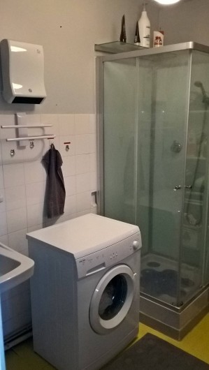 Location de vacances - Appartement à Le Grau-du-Roi - Salle d'eau: lave-linge et douche-cabine