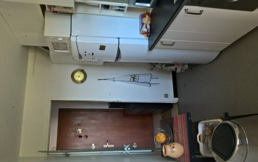 Location de vacances - Appartement à Le Grau-du-Roi - Cuisine côté Nord donnant dans le hall d'entrée.