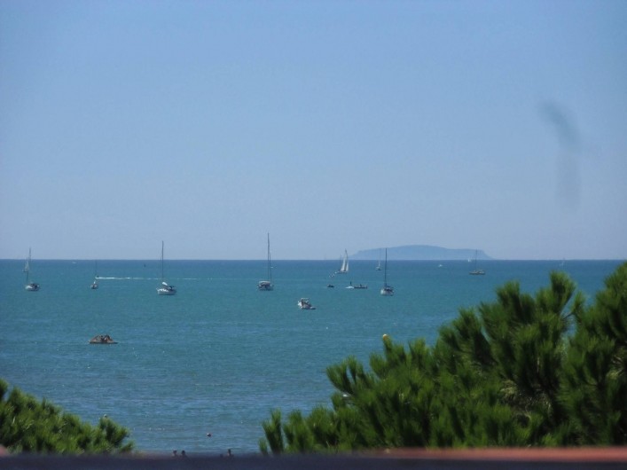Location de vacances - Appartement à Le Grau-du-Roi - Midi à l'ombre sur la terrasse; au loin Sète et son volcan: le Saint-Clair