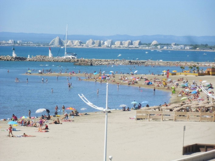 Location de vacances - Appartement à Le Grau-du-Roi - Baignade avec au loin La Grande Motte