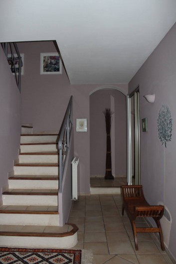 Location de vacances - Maison - Villa à Forcalqueiret - Entree et escalier.