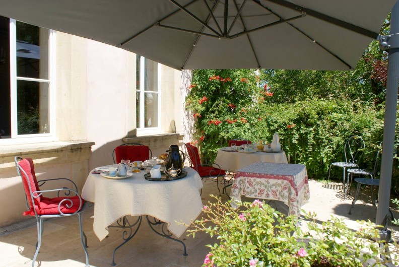 Location de vacances - Chambre d'hôtes à Saint-Léger - Petit déjeuner sur la terrasse ...
