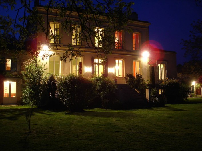 Location de vacances - Chambre d'hôtes à Saint-Léger - Façade sud avec sa grande terrasse