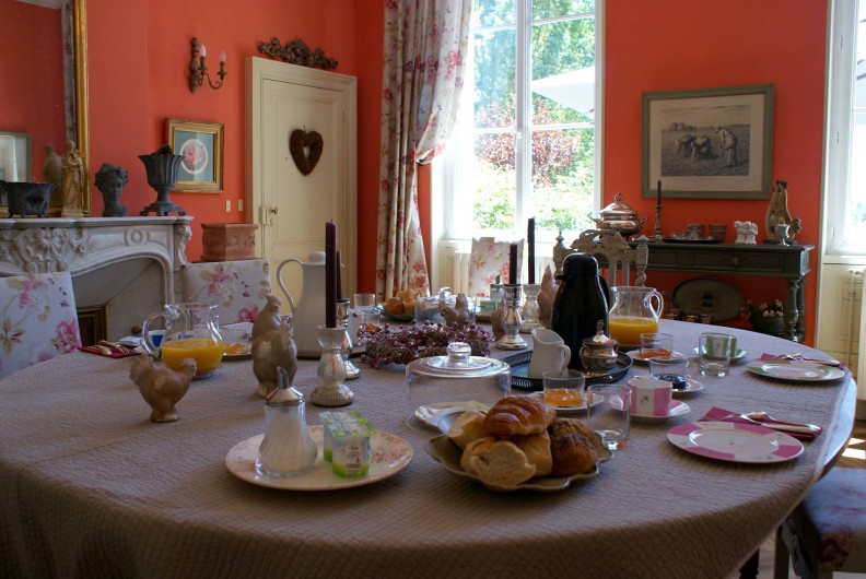 Location de vacances - Chambre d'hôtes à Saint-Léger - Petit déjeuner dans la salle à manger ...