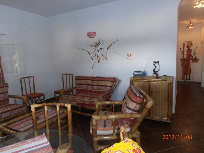 Location de vacances - Villa à Somone - salon salle à manger et couloir menant aux chambres