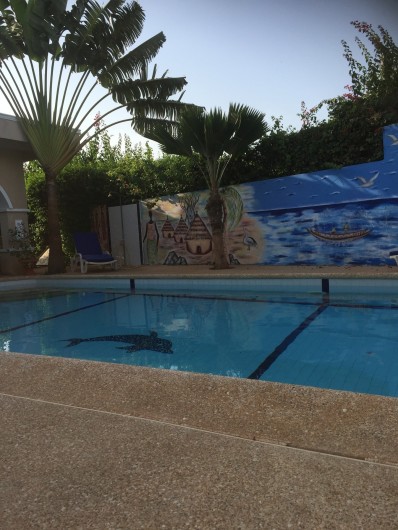 Location de vacances - Villa à Somone - nouvelle décoration sur le mur de la piscine