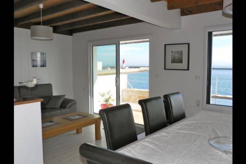 Location de vacances - Chambre d'hôtes à Guilvinec - vue sur la salle à manger de la cuisine
