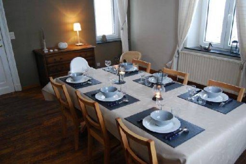 Location de vacances - Gîte à Dinant - living partie salle à manger avec 6 places assises