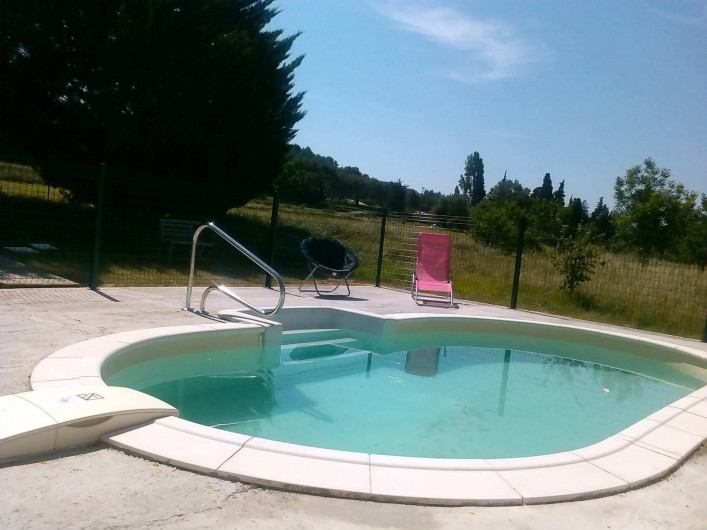 Location de vacances - Appartement à Cavaillon - piscine avec vue sur le parc du Luberon