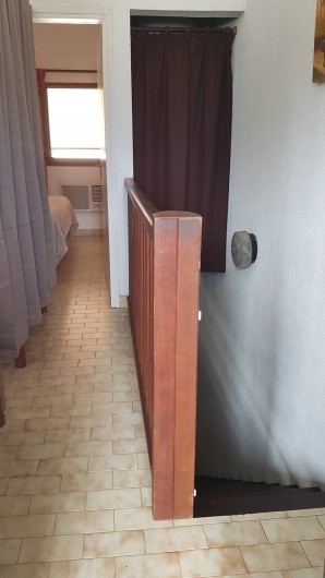 Location de vacances - Appartement à Saint-Gilles les Bains - Couloir des chambres