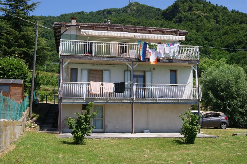 Location de vacances - Villa à Novafeltria - Arrière de la maison avec le parc de jeux au dessus le Monte Pincio