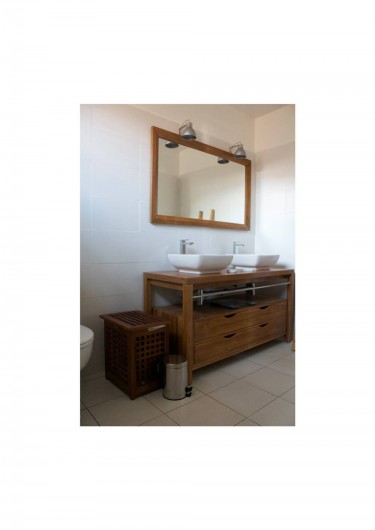 Location de vacances - Villa à Saint-François - mobilier des 2 salles de bain,  meuble bois avec vasques