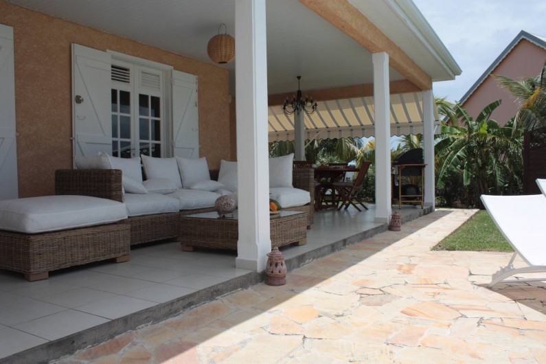 Location de vacances - Villa à Saint-François - vaste salon extérieur face piscine et mer