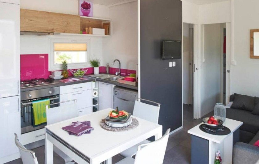 Location de vacances - Bungalow - Mobilhome à Crochte - Coin repas et cuisine