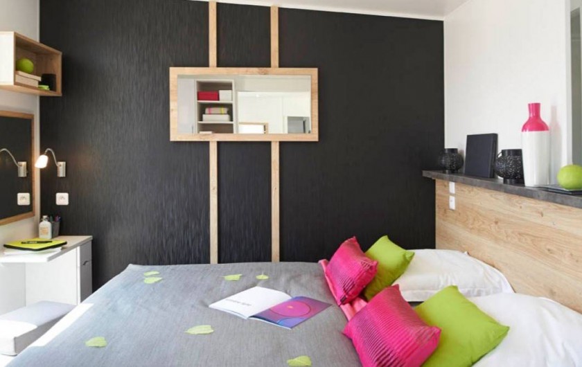 Location de vacances - Bungalow - Mobilhome à Crochte - Chambre principale avec salle de bains sur l'arrière