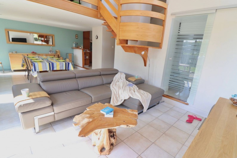 Location de vacances - Villa à Matignon - Salon/salle à manger avec canapé en cuir et smartTV