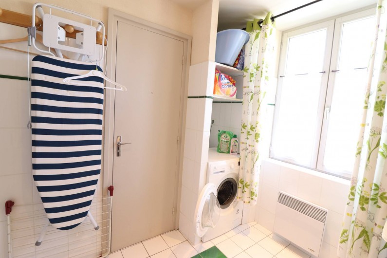 Location de vacances - Villa à Matignon - Salle-de-bain 1er étage avec lave-linge et nécessaire de repassage