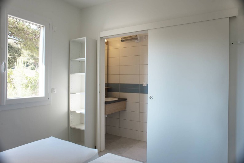 Location de vacances - Appartement à Martigues - SdB avec douches (eau chaude solaire 100% disponible) Appartement 4 couchages