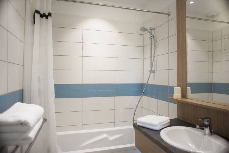 Location de vacances - Appartement à Martigues - Salle de Bain, Baignoire ou Douches au choix, + eau chaude solaire