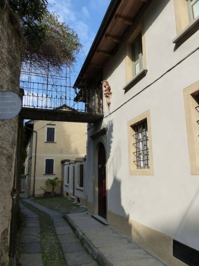 Location de vacances - Villa à Isola San Giulio - facade vers la rue et pont vers le jardin