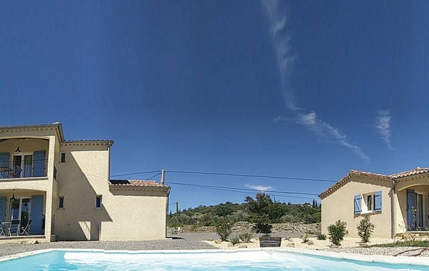 La piscine entre les deux maisons