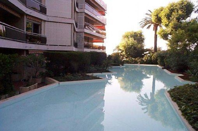 Location de vacances - Appartement à Cannes - Cannes beach- Bassins devant terrasse privative