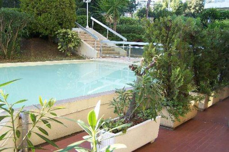 Location de vacances - Appartement à Cannes - Cannes beach- Bassins devant terrasse privative