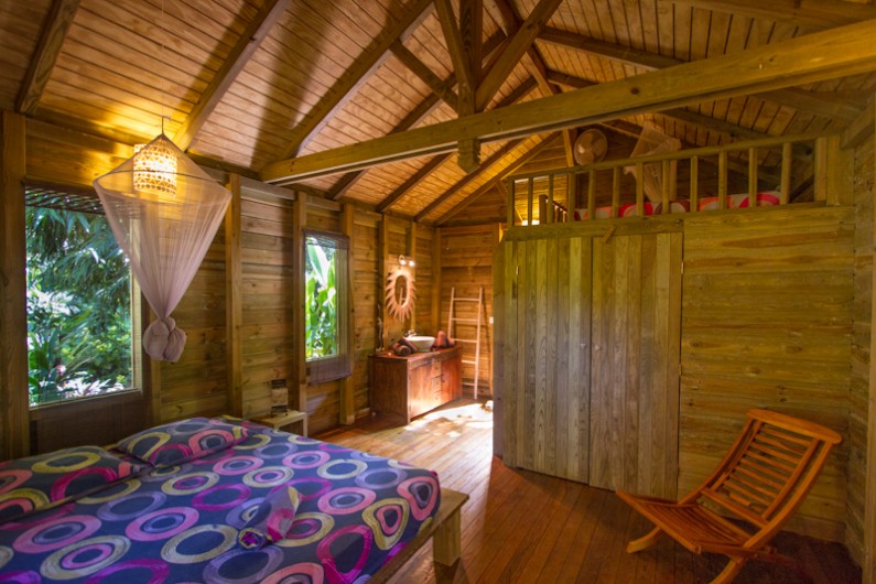 Location de vacances - Cabane dans les arbres à Deshaies - Case Créole en bois avec sa mezzanine