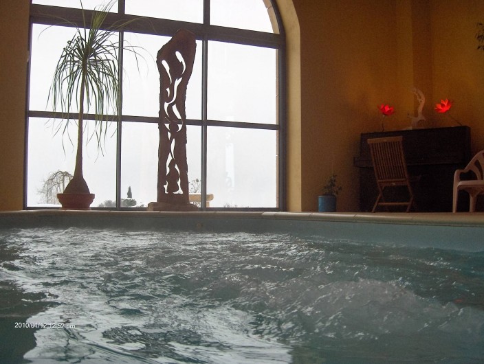 Location de vacances - Chambre d'hôtes à Saint-Laurent-d'Oingt - Les remous de la piscine et le coin piano